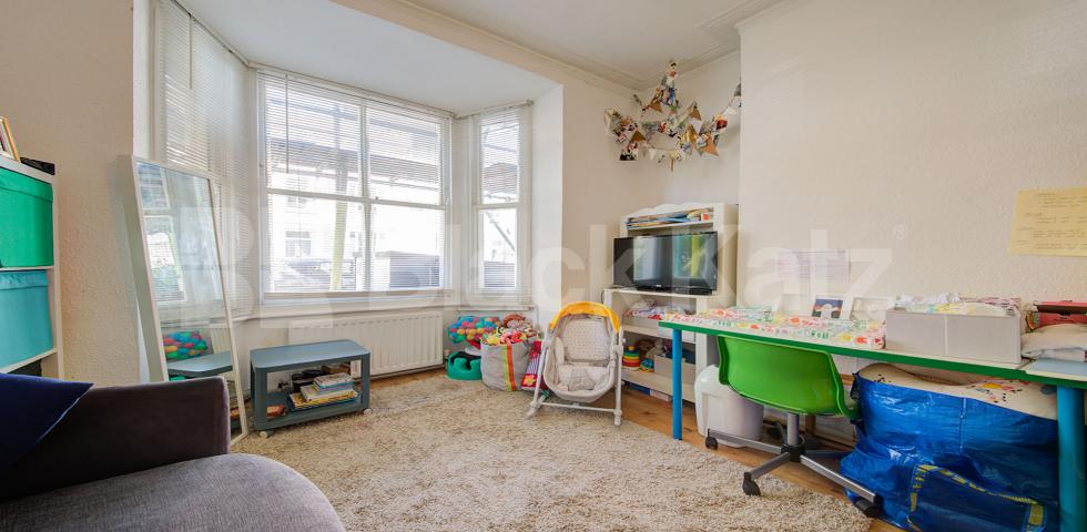 Spacious one bed with garden mins to tube and shops Alexander Road, Archway